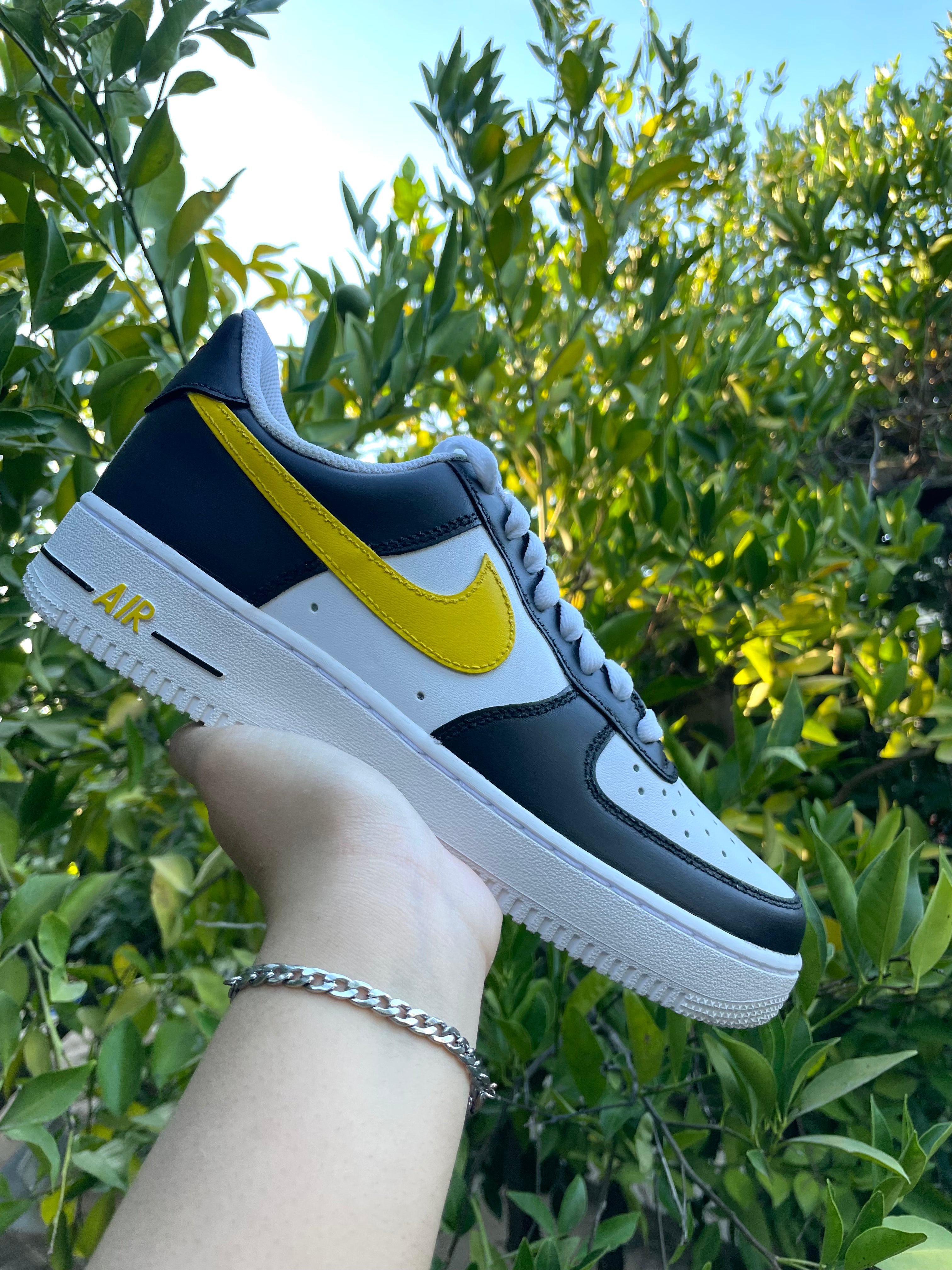 Black af1 yellow swoosh deals